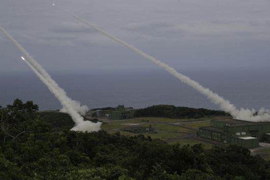[핑퉁(대만)=AP/뉴시스]대만 남부 핑퉁현에서 12일 M142 고속기동성 포병로켓시스템(HIMARS)의 첫 실전 사격 훈련이 이뤄지고 있다. 2025.05.13.