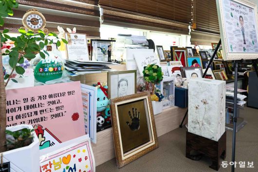 이상일 용인시장 집무실에 놓인 기관·단체에서 보내 감사의 글과 기념품. 자료사진