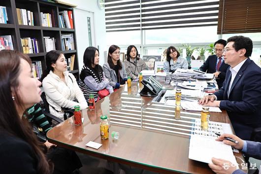 이상일 용인시장이 기흥역세권 중학교 설립과 관련해 학부모들과 대화를 나누고 있다. 자료사진