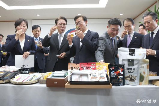 김민석 국무총리(왼쪽 두번째)가 23일 서울 종로구 정부서울청사에서 국무회의 참석에 앞서 전재수 해양수산부 장관(왼쪽 세번째)과 송미령 농림축산식품부 장관(맨 왼쪽)의 추석 민생선물세트 설명을 듣고 있다. 2025년 9월 23일. 변영욱 기자 cut@donga.com