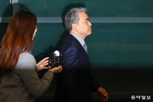 이종섭 호주대사 11일만에 귀국/ 이종섭 주호주 대사가 21일 귀국 직후 인천국제공항에서 취재진의 질문에 답한 뒤 이동하고 있다. 해병대 채모 상병 순직 사고 외압 의혹으로 고위공직자범죄수사처(공수처) 수사를 받는 이 대사는 25일 방산 관련 재외공관장 회의에 참석하기 위해 이날 귀국했다.  2024년 3월 22일. 인천=변영욱 기자 cut@donga.com