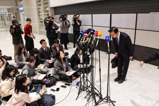 장관직 사의 밝힌 전재수/ 통일교로부터 금품을 수수했다는 의혹이 제기된 전재수 해양수산부 장관이 11일 오전 ‘UN해양총회’ 유치 활동을 마친 후 인천국제공항 제2여객터미널을 통해 귀국한 후 사의를 밝힌 뒤 고개를 숙여 인사하고 있다. 윤영호 전 통일교 세계본부장은 지난 2018년에서 2020년 당시 전재수 의원에게 수천만원이 담긴 현금 상자와 명품 시계 2점을 전달했다고 김건희 국정농단 특검에 진술한 것으로 알려졌다. 2025년 12월 11일. 인천= 이한결 기자 always@donga.com