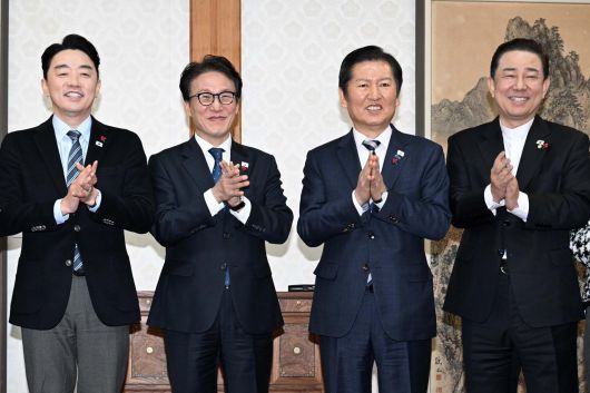 강훈식(왼쪽부터) 대통령 비서실장, 김민석 국무총리, 정청래 더불어민주당 대표, 김병기 더불어민주당 원내대표가 21일 서울 종로구 국무총리공관에서 열린 제5차 고위당정협의회에 앞서 대화를 나누고 있다. 이날 고위당정협의회에서는 부동산 대책, 대전·충남 통합 현안, 기업회생절차에 들어간 홈플러스 정상화 방안 등이 핵심 의제로 다뤄질 예정이다.