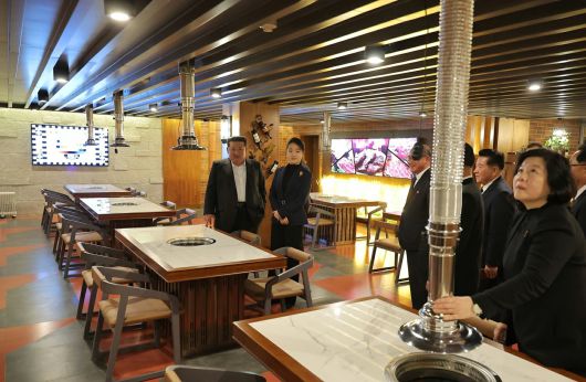 북한 노동당 기관지 노동신문은 23일 “위대한 당중앙의 직접적인 발기와 정력적인 영도에 의하여 우리 나라 북부산간도시의 전형으로, 특색있는 사계절산악관광지로 자기의 매력적인 모습을 더욱 일신해가는 삼지연시에 현대적인 호텔들이 새로 일떠서 준공하였다”고 보도했다. (평양 노동신문=뉴스1)