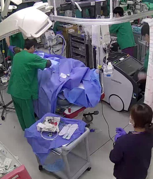 단국대병원 충남권역외상센터 외상소생실에서 치료받고 있는 15세 남학생. 대형 버스에 치여 간과 폐 파열, 골반과 쇄골 골절, 화상 등 치명적인 손상을 입었다.