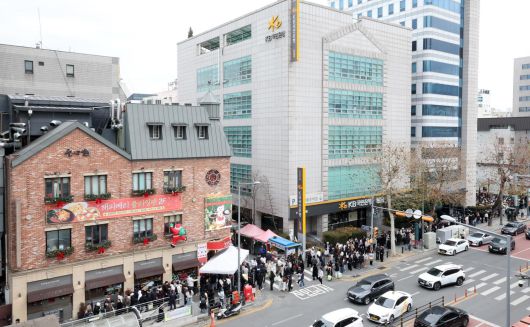 크리스마스를 이틀 앞두고 딸기시루가 출시된 23일 대전 중구 성심당 일대에 빵을 사려는 고객들이 차례를 기다리고 있다. 2025.12.23 뉴스1