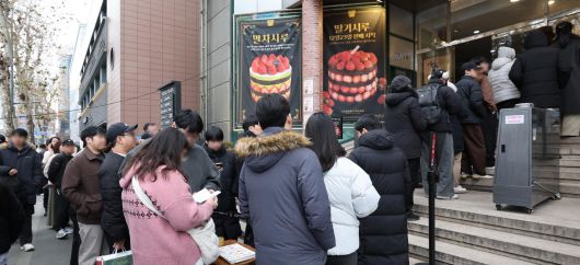 크리스마스를 이틀 앞두고 딸기시루가 출시된 23일 대전 중구 성심당 일대에 빵을 사려는 고객들이 차례를 기다리고 있다. 2025.12.23 뉴스1