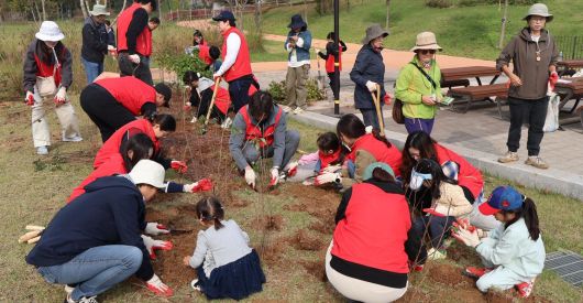 한미그룹 임직원들이 녹색 숲을 조성하고 있는 모습.