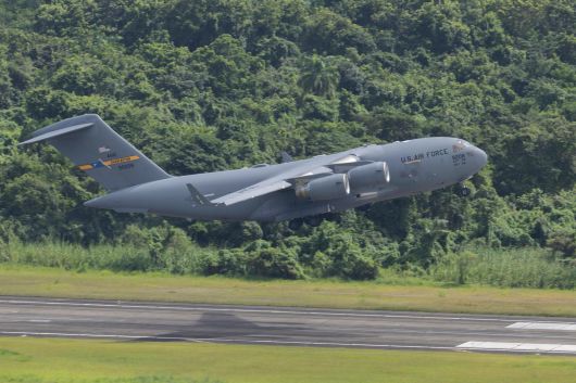 C-17 화물 수송기가 22일 카리브해의 미국령 섬 푸에르토리코로 이동했다. AP뉴시스