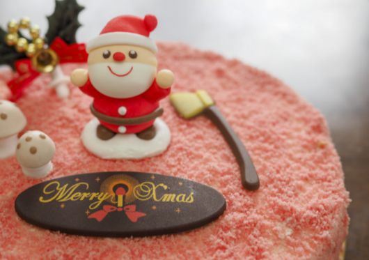 연말 파티 후 남은 케이크를 종이 상자째 보관하면 세균 번식의 위험이 크다. 케이크 종류별 안전 섭취 기간을 준수해 위생적으로 밀폐용기에 담아 관리하는 것이 중요하다. 사진=게티이미지뱅크.