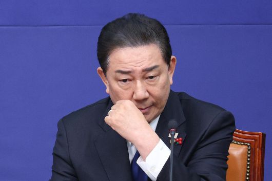 김병기 더불어민주당 원내대표가 24일 서울 여의도 국회에서 열린 최고위원회의에서 생각에 잠겨 있다. 2025.12.24/뉴스1 ⓒ News1