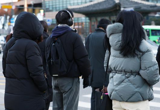 올겨울 첫 한파경보가 발령된 26일 오전 서울 종로구 광화문네거리에서 시민들이 두꺼운 외투를 입고 발걸음을 옮기고 있다. 2025.12.26 (서울=뉴스1)
