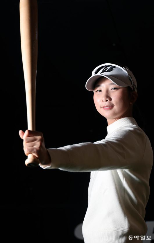 박민서는 골프 훈련 때도 가끔 짧은 연습용 야구 배트로 스윙 훈련을 한다. 화성-전영한 기자 scoopjyh@donga.com