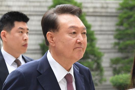 윤석열 전 대통령이 3일 서울 서초구 서울중앙지방법원에서 열린 우두머리 혐의·직권남용 권리행사 방해 혐의 사건 9차 공판에 출석하고 있다. 2025.7.3/뉴스1