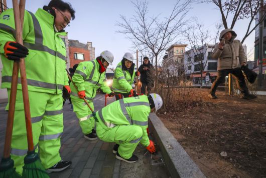 장동혁 국민의힘 대표가 26일 서울 도봉구 도봉산길 인근에서 열린 국민의힘 약자와의동행위원회 봉사활동 일환으로 가로청소를 하고 있다. 2025.12.26. [서울=뉴시스]