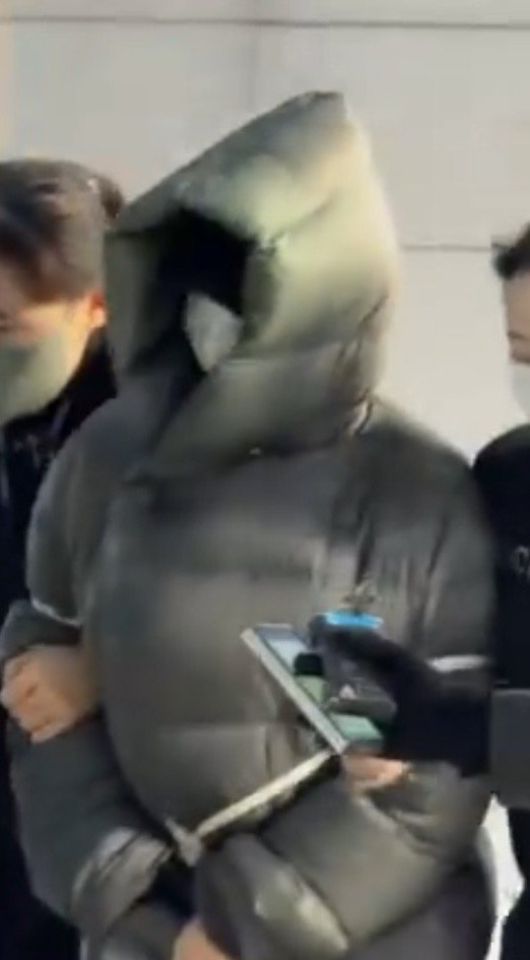 마약 혐의를 받는 상태에서 해외 도피 생활을 하다가 체포된 남양유업 창업주 외손녀 황하나(37)씨가 26일 수원지법 안양지원에 출석하고 있다. 2025.12.26. 뉴시스