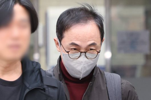 ‘대통령 관저 용산 이전 특혜’ 의혹 관련 이전 공사 업무를 총괄했던 김오진 전 국토교통부 1차관이 16일 서울 서초구 중앙지법에서 열린 구속 전 피의자 심문(영장실질심사)를 마친 뒤 호송차로 이동하고 있다. 2025.12.16/뉴스1