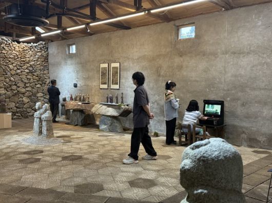 우수관인 목인박물관의 남해 돌창고_동자도큐먼트 동자의 숲