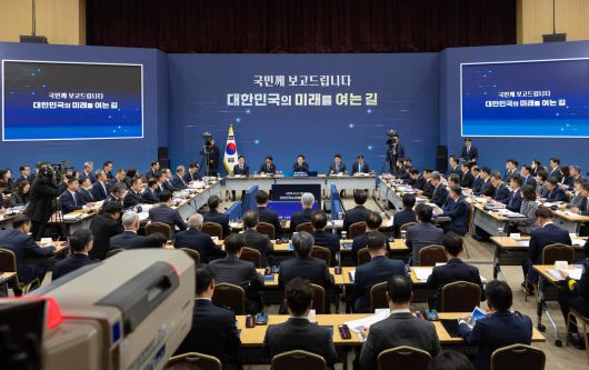 이재명 대통령이 17일 세종시 정부세종컨벤션센터에서 행정안전부(경찰청, 소방청)·인사혁신처 업무보고에 참석해 있다. 2025.12.17 대통령실 제공