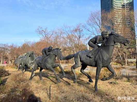 뚝섬경마장이 있던 역사를 추억하는 서울숲 군마상.
