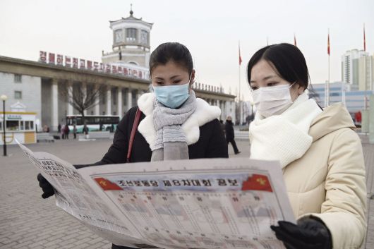 코로나 시기 평양역 앞에서 노동신문을 읽고 있는 여성들. 추운 겨울에 야외에 외투를 입고 나와 장갑을 끼고 여럿이 신문을 함께 읽는 사진은 노동신문이 매우 사랑하는 설정 샷으로, 주기적으로 비슷한 컨셉의 사진이 계속 나온다.  노동신문 뉴스1