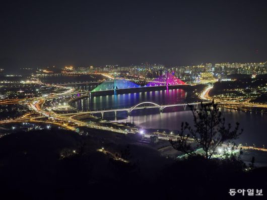 아차산 보루에서 바라본 구리, 하남 방면 한강의 야경.