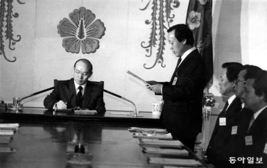 전두환대통령이 1987년 3월 19일  오전 허문도 국토통일원장관으로부터 업무보고를 받고 있다. 동아일보 DB