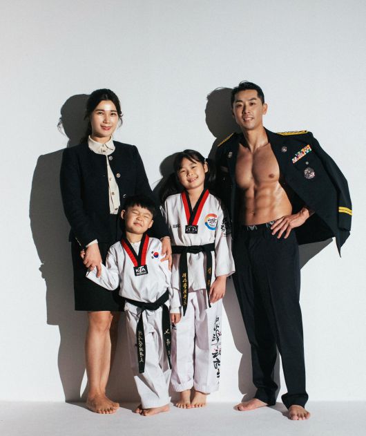 김강민 대장(오른쪽)이 가족들과 보디 프로필 사진을 찍었다. 그는 웨이트트레이닝으로 몸이 만들어지면서 “내 몸의 변화와 함께 아이들이 성장하는 모습도 기록하고 싶어 매년 사진을 찍고 있다”고 했다. 김강민 대장 제공.