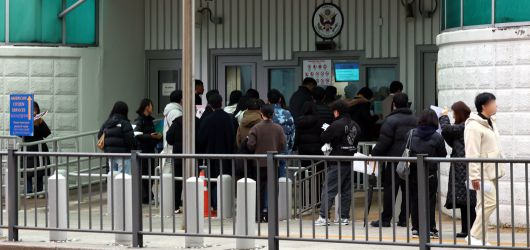 11일 서울 종로구 주한 미국대사관 앞에서 시민들이 미국 비자 심사를 받기 위해 줄을 서 있다. 미국이 유학 등 비자 심사에 소셜네트워크서비스(SNS) 검증을 반영하면서 유학생 등 여행객 사이에서 SNS 계정을 스스로 검열하는 움직임이 일고 있다. 여기에 미국 정부가 90일 이하 단기 방문객을 위한 전자여행허가(ESTA) 신청때도 5년 치 SNS 기록을 요구하기로 방침을 밝히면서 파장이 커지고 있다. 뉴시스