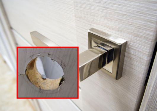 욕실의 습기로 인한 래치(Latch) 부식은 1인 가구를 예고 없이 고립시키며 생명까지 위협할 수 있다. 사고 발생 시 휴대폰 음성 인식이나 주변 물건을 활용해 신속히 구조를 요청해야 하며, 평소 비상 공구 비치와 문고리 점검 등 작은 습관을 통해 고립 사고에 철저히 대비해야 한다. 사진=뉴시스,게티이미지뱅크