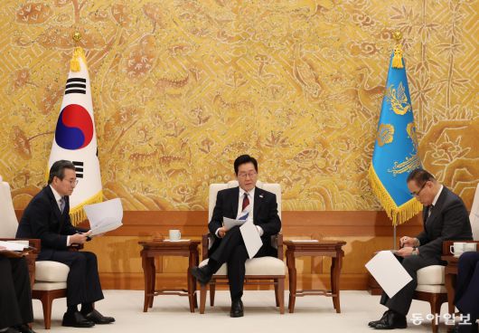 이재명 대통령이 29일 오전 청와대로 출근해 본관에서 참모들과 함께 아침 차담회를 하고 있다. 송은석 기자 silverstone@donga.com