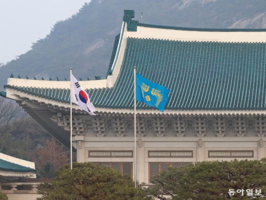 이재명 대통령이 청와대에 첫 출근한 29일 오전 봉황기가 게양돼 있다. 윤석열 전 대통령이 청와대를 떠난 지 약 ‘3년 7개월’ 만에 다시 청와대 시대가 열렸다. 송은석 기자 silverstone@donga.com