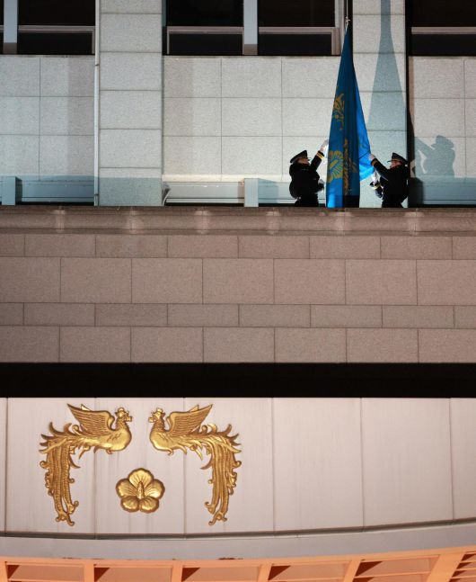 29일 0시 서울 용산 대통령실청사 앞에 게양됐던 봉황기가 하기되고 있다. 대통령실사진기자단