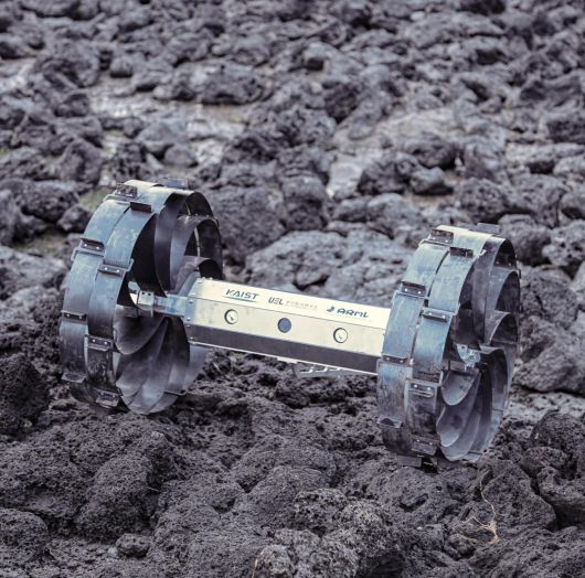달 탐사 로버용 전개형 바퀴를 장착한 2륜 로버. KAIST 제공