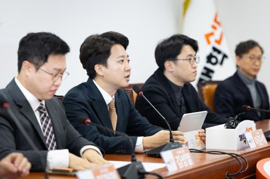 이준석 개혁신당 대표가 29일 서울 여의도 국회에서 열린 최고위원회의에서 모두 발언을 하고 있다. 2025.12.29 뉴스1