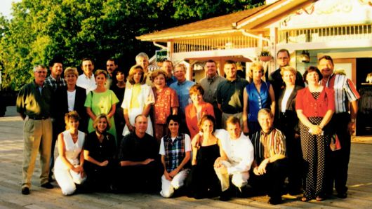 회사 측이 공개한 과거 직원 단체 사진. 유튜브 파이어본드 갈무리