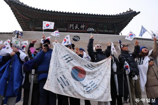 이재명 대통령 차량행렬이 29일 서울 종로구 청와대 정문으로 들어가자 경복궁 신무문 앞에 모인 지지자들이 환호하고 있다. 송은석 기자 silverstone@donga.com