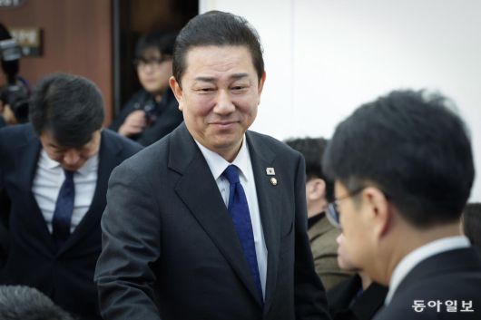 더불어민주당 김병기 원내대표가 30일 오전 원내대책회의에 참석해 웃으며 자리로 향하고 있다. 박형기 기자 oneshot@donga.com