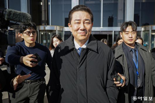 김 전 원내대표가 30일 원내대표실을 나선 뒤 차량으로 향하고 있다. 박형기 기자 oneshot@donga.com