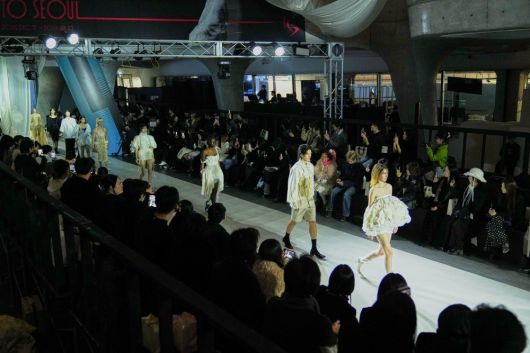 규리킴은 2025 RTS 런웨이에서 오묘한 음악과 무대 연출로 몰입도를 높였다 / 출처=SBA