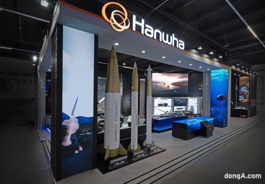 한화 부스에 유도미사일이 전시돼 있다. 오른쪽 가장 얇은 미사일이 이번 3차 실행계약 대상 제품인 CGR-080 유도미사일.