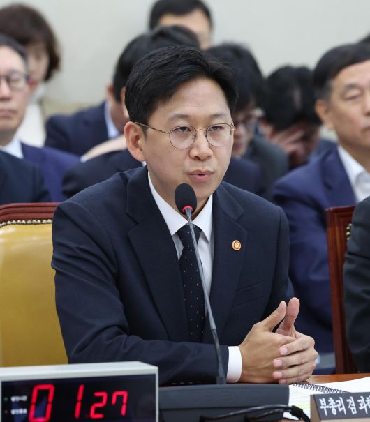 배경훈 과학기술부총리 겸 과학기술정보통신부 장관이 12일 서울 여의도 국회에서 열린 과학기술정보방송통신위원회 전체회의에서 질의에 답변하고 있다. 2025.11.12. 뉴시스