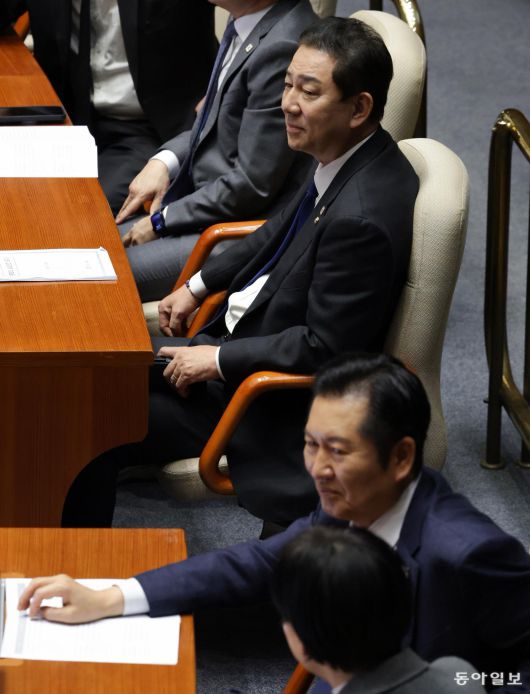 30일 본회의에서 김 전 원내대표 앞에서 정청래 당 대표를 비롯한 당 지도부가 대화하고 있다. 김 전 원내대표가 어색한 듯 앞을 보고 있다. 박형기 기자 oneshot@donga.com