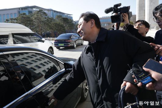 김 전 원내대표가 30일 취재진 질문에 답하지 않고 차량에 탑승하고 있다. 박형기 기자 oneshot@donga.com