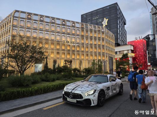 성수동 연무장길에 있는 디올성수 매장.