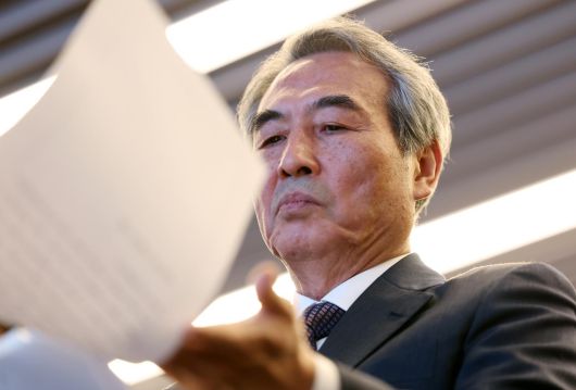 민중기 특별검사가 29일 오전 서울 종로구 KT 광화문빌딩 웨스트에서 열린 김건희 여사의 각종 의혹 관련 최종 수사 결과 발표 브리핑에서 자료를 살펴보고 있다. 2025.12.29 뉴시스