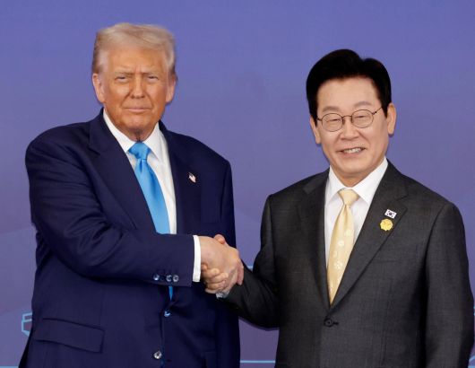 이재명 대통령과 트럼프 대통령이 정상회담장에서 악수하고 있다.
