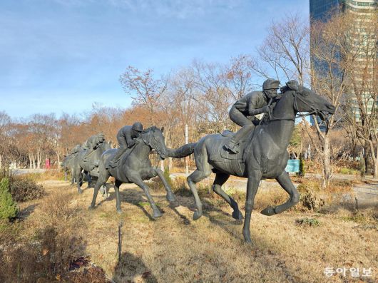 뚝섬경마장이 있던 역사를 추억하는 서울숲 군마상.