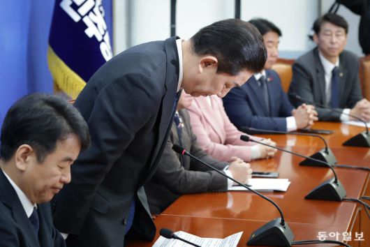 김 원내대표가 30일 오전 자신을 둘러싼 각종 의혹에 사과하면서 고개를 숙이고 있다. 박형기 기자 oneshot@donga.com