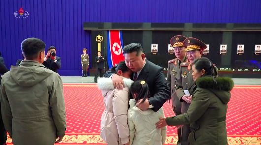 [서울=뉴시스] 북한 조선중앙TV가 13일 “해외작전지역에 출병하였던 조선인민군 공병부대 지휘관, 전투원들이 부과된 군사임무를 완수하고 승리의 개가드높이 귀국하였다”며 “제528공병련대(연대) 환영식이 12일 수도 평양의 4.25문화회관광장에서 성대히 진행되었다”고 13일 보도했다. 이날 환영식에는 김정은 국무위원장이 참석해 북한군의 공로를 치하했다.  (사진=조선중앙TV 캡처) 2025.12.13. photo@newsis.com  *재판매 및 DB 금지